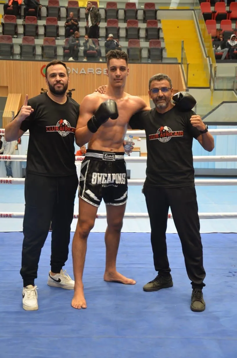 Athlète Muay Thaï avec ses entraîneurs