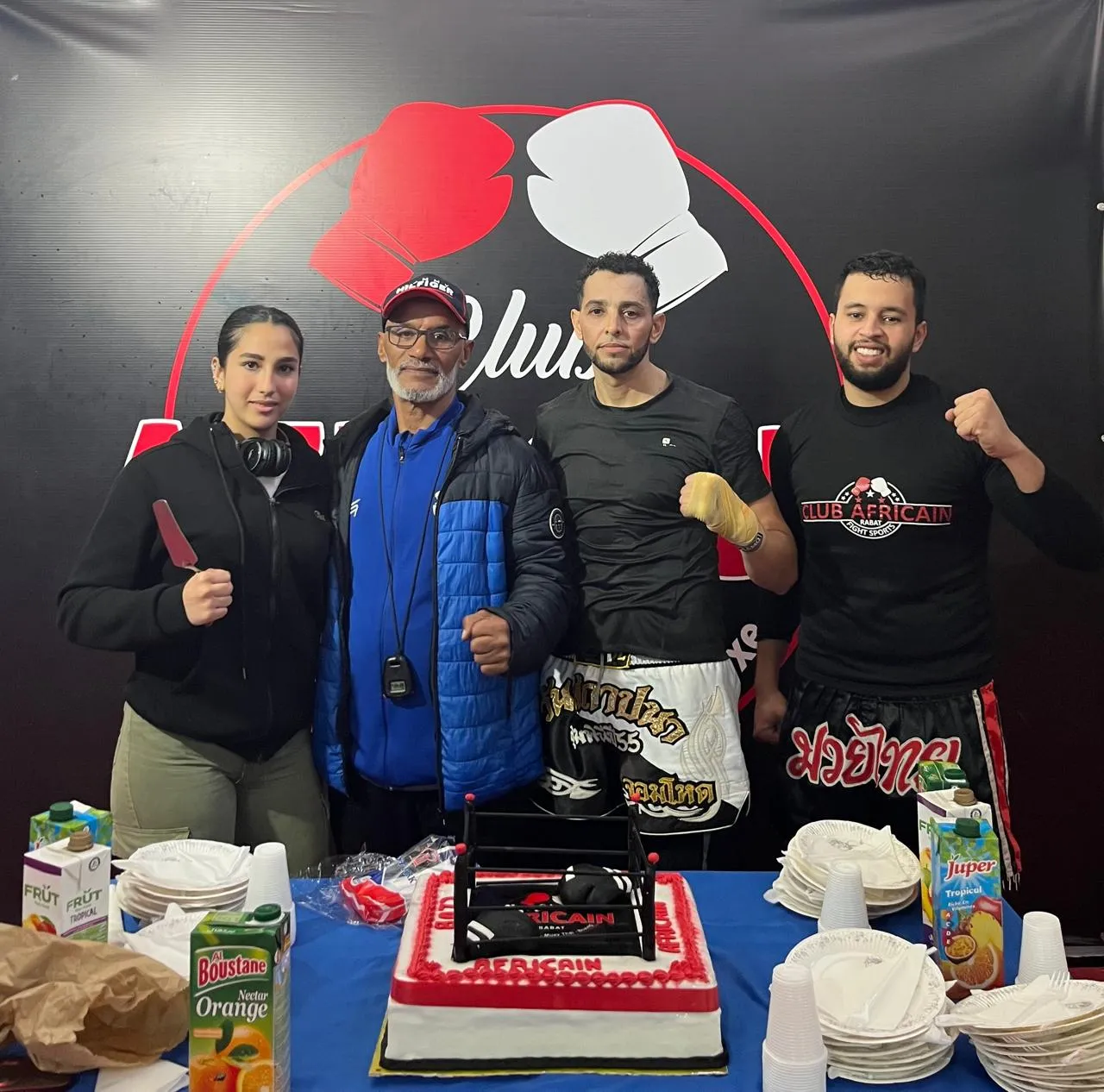 L'équipe réunie autour du gâteau Club Africain