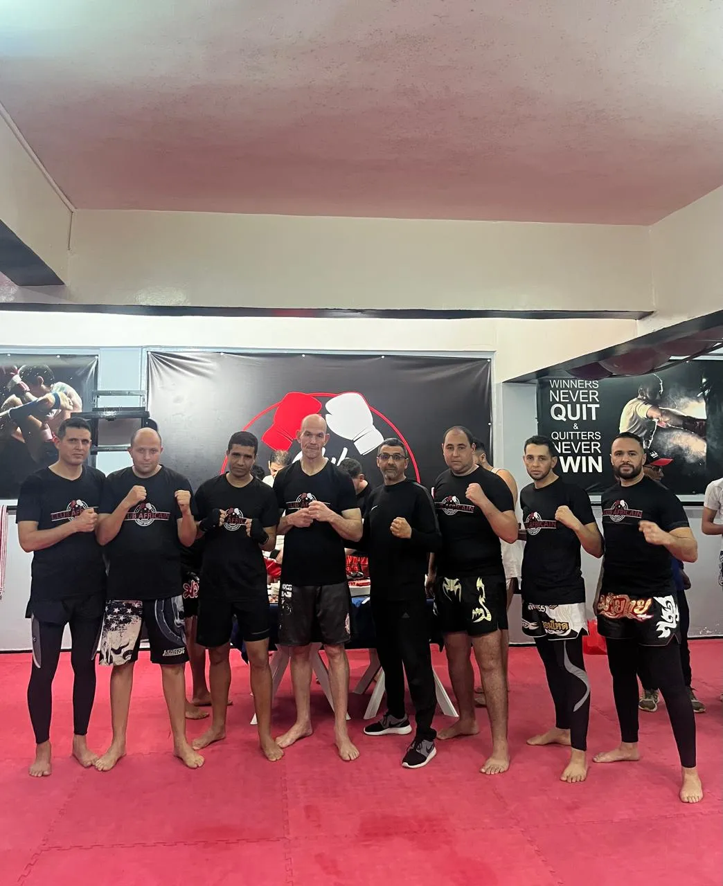 Membres du club posant dans la salle d'entraînement