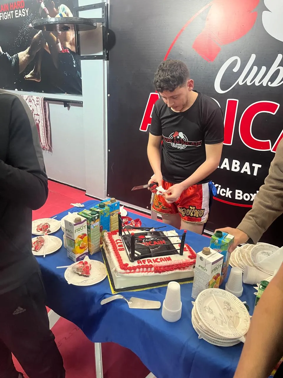 Célébration avec un gâteau en forme de ring de boxe