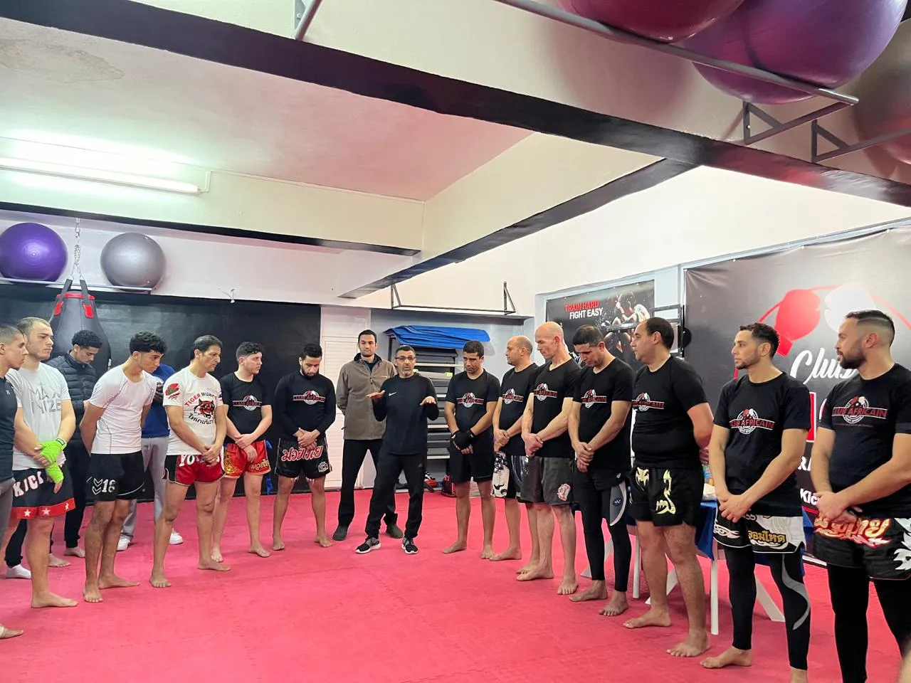 Équipe d'athlètes adultes et coachs