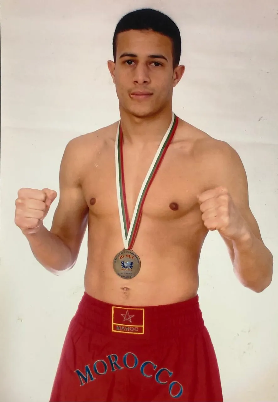 Portrait d'un jeune médaillé en tenue de l'équipe nationale