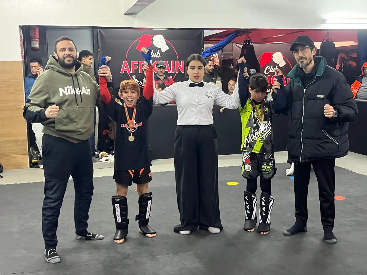 Jeune champion déclaré vainqueur sur le ring